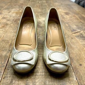 Naturalizer metallic gold block heel pumps decorative gold toe buckle size 4.5